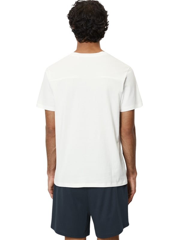 Deze tweedelige pyjama voor heren biedt perfect comfort voor ontspannen nachten. De top heeft een ronde halslijn en verlaagde schouders voor een losse en comfortabele pasvorm. De rechte zoom en logoprint op de voorkant geven de pyjama een moderne look. De shorts hebben een elastische tailleband en een trekkoord in de tailleband voor een optimale pasvorm. Deze pyjama is gemaakt van zacht, ademend materiaal en is zeer comfortabel om te dragen. Deze pyjama is ideaal voor warme zomeravonden of gezellige uurtjes thuis en is de perfecte keuze voor stijlbewuste mannen.
