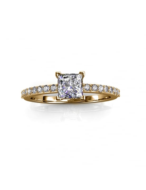 Simple Square-ringen är pläterad i 18k roséguld och infattad med gnistrande kristaller. Den kommer att vara perfekt för att ge dig en boost av utstrålning, dag som natt.