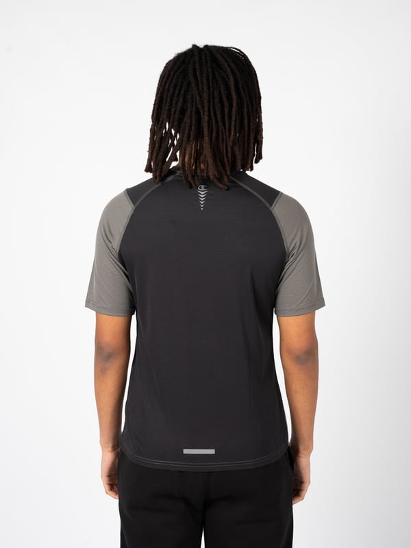 Deze klassieke, eenvoudige snit staat garant voor een tijdloze look en het gemak om het te combineren met verschillende stijlen.

De subtiele, ronde halslijn geeft het shirt universaliteit en zorgt ervoor dat het bij elk lichaamstype past door de nek en schouders te benadrukken.

Op de voorkant zorgt de print met de merknaam voor een modieuze en stedelijke look die modern design weerspiegelt.

Gemaakt van hoogwaardig, ademend materiaal met Quick Dry-systeem, biedt het de hele dag comfort, ongeacht de activiteit en weersomstandigheden.
