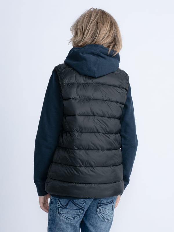 Ce gilet de corps confortable est doté d'un zip, de poches latérales et d'un logo Petrol sur la poitrine.Doudoune sans manchesZipPoche de poitrineLogo PetrolPoches latérales100% polyamideRembourrage : 100% polyester recycléLe mannequin mesure 149 cm et porte la taille 152.