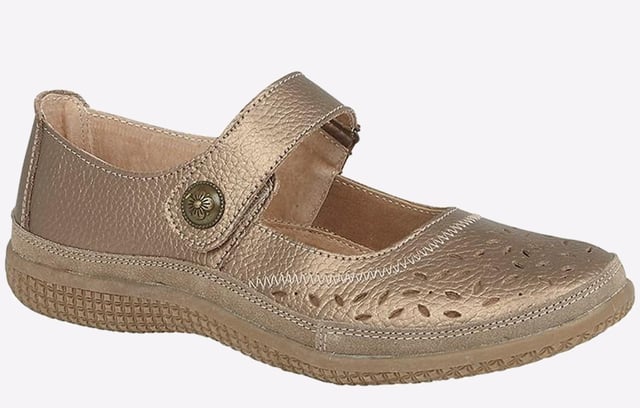 Be sure to get a chic stylish look for any casual or dress attire with these on trend Ontario shoes from Boulevard. Designed with a premium leather upper, durable rubber outsole and perferations to ensure to stay cool and also have long lasting durable wear.
- Leather upper
- Touch fastening closure
- Cushioned footbed
- Durable rubber outsole