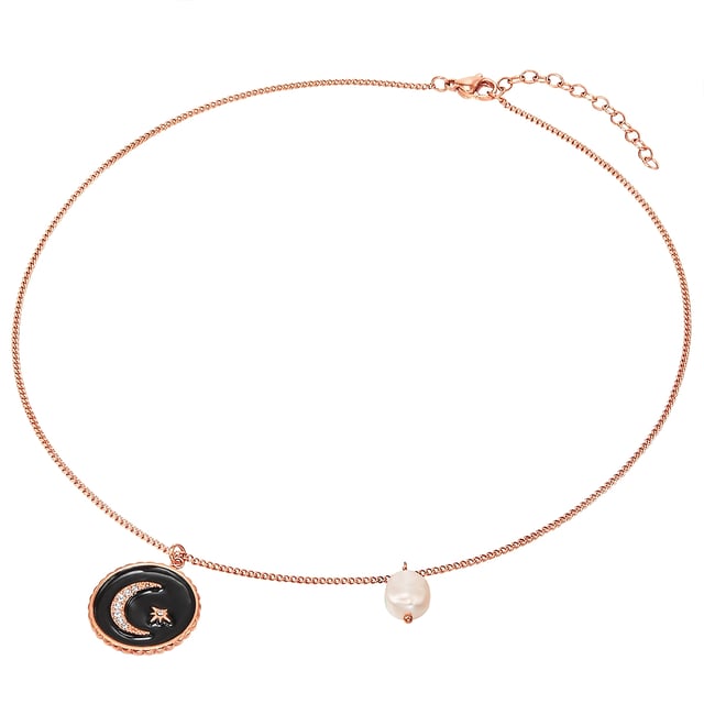 This pretty chain of the label Valero Pearls is a good choice for all jewelry lovers who like special accessories with a beguiling pearl shimmer. The focus is on a round medallion with a finely chased edge and moon and star emblem. The trimmings with faceted preciosa crystals conjure up glamorous glitter in their cleavage. A slightly offset, potentially arranged freshwater breeding pearl ensures an exciting asymmetrical accent. Anchor chain and medallion are made of robust stainless steel and refined with a trendy rosé gilding. Practical: A carabiner closure and an extension chain make the length adjustment uncomplicated.