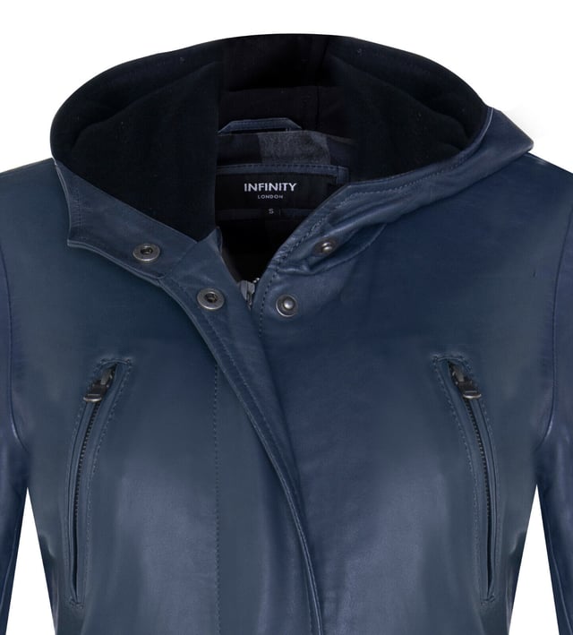 Experimente la sofisticación y la calidez con esta elegante chaqueta de invierno. Su diseño exterior rezuma un encanto refinado, ideal para quienes buscan elegancia en climas fríos. En el interior, un acogedor forro con patrón de cuadros garantiza calidez y comodidad, complementado con una cinturilla para mayor comodidad. La cremallera frontal está oculta debajo de una bragueta abotonada, lo que contribuye a una estética limpia y pulida. Aspectos destacados del diseño: confeccionada con 100 % piel de napa ultra suave de primera calidad para una calidad y comodidad excepcionales. Equipada con un cierre de cremallera YKK oculto y una capucha ajustable para una mayor protección contra los elementos. Cuenta con cuatro bolsillos exteriores con herrajes ocultos, lo que mantiene el aspecto limpio de la chaqueta. Un motivo de cordón en la parte delantera de la chaqueta agrega un toque de estilo y versatilidad. Esta chaqueta combina a la perfección estilo y funcionalidad, lo que la convierte en una excelente opción para quienes priorizan tanto la sofisticación como la calidez en su atuendo de invierno. Realce su guardarropa de invierno con esta pieza excepcional.