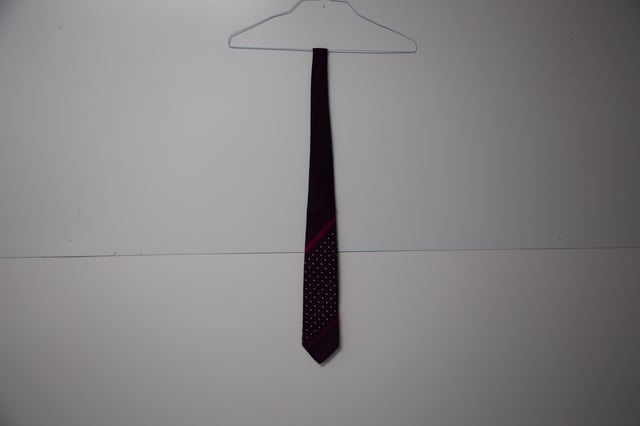 VINTAGE, RRP AS NEW
This tie from Versace is what every man needs to have. Made from quality silk, it features a multicolor pattern all over it. At the back, it has a brand label keeper loop. This purple tie is sure to add charm to your suit and is perfect for all formal events.




Versace Patterned Tie in Purple Silk
Condition: excellent
Material: silk
Size: one size
Sign of wear: No
SKU: 196375