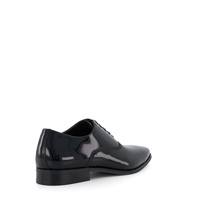 Dune Mens WF SWALLOW Wide Fit Oxford Shoes Wf Swallow Swallow is a quintessential Oxford lace-up. Crafted from the finest materials, this wide-fit silhouette is elevated with flat lacing grosgrain details along with a premium bordo-leather lining and sock to wick away moisture. Certain to refresh sartorial ensembles, Swallow is a style to covet all season long.