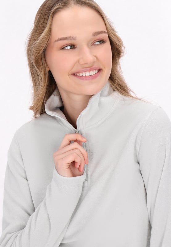 Maak kennis met een veelzijdige fleecetrui met hoge kraag en een functioneel ontwerp voor dagelijks gebruik. Deze trui met lange mouwen heeft een hoge hals met ritssluiting voor verstelbare bedekking, perfect voor koelere omstandigheden. De zachte stof zorgt voor warmte en comfort, waardoor hij ideaal is voor casual of actief gebruik.  Fleece trui