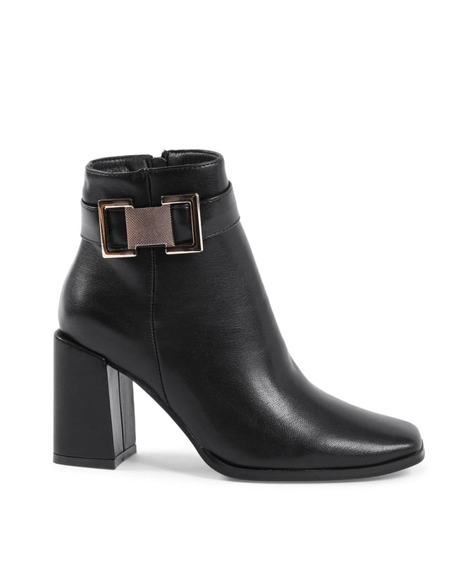 Marca: 19V69 Italia  
Estilo: Botín  
Número de modelo: X726 NERO  
Color: Negro  
Material superior: Cuero sintético  
Material de la suela: Goma  
Altura del tacón: 9 cm  
Género: Mujeres  
Hecho en: China  
100% CUERO SINTÉTICO