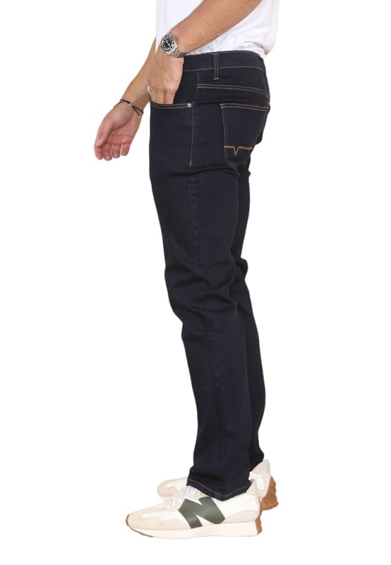 MYT Mens straight leg regular fit hyper stretch jeans. Invändig benlängd 32 tum. Dessa jeans med rak passform framhäver din bästa form och komfort och har bättre stretchteknik. 2 bakfickor, 2 framfickor och en myntficka. Knäppt gylf, märkesknappar och nitar. Märkesetikett i pu-läder i midjan.
