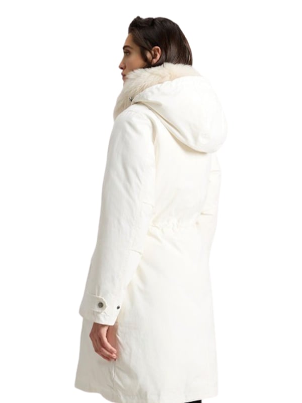 Dieser Damen-Parka vereint stilvolles Design mit funktionalen Details für die kalte Jahreszeit. Die normale Passform und der Taillentunnelzug betonen Ihre Figur und sorgen für eine individuelle Passform. Die abnehmbare Kapuze mit Tunnelzug bietet vielseitigen Schutz vor Wind und Wetter. Ein Zwei-Wege-Reißverschluss mit Windschutzleiste und Druckknopfverschluss garantiert zuverlässigen Schutz vor Kälte. Der Kragen mit abnehmbarem Echtfellbesatz lässt sich dank einer Lasche und Druckknopf zum Stehkragen hochklappen, was zusätzliche Wärme bietet. Praktische Pattentaschen mit Druckknöpfen und Innentaschen mit Logoverschluss bieten ausreichend Platz für Ihre Essentials. Gerippte Innenbündchen und verstellbare Manschetten mit Lasche und Druckknöpfen halten die Kälte effektiv draußen. Das warm gefütterte, wasser- und windbeständige Material sorgt für optimalen Tragekomfort auch bei widrigen Wetterbedingungen. Hergestellt aus hochwertigen Materialien, begleitet dieser Parka Sie stilvoll und komfortabel durch den Winter. Ein unverzichtbares Kleidungsstück, das Funktionalität und Eleganz perfekt verbindet.