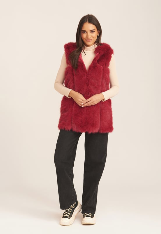 Agregue calidez adicional esta temporada con nuestro chaleco confeccionado con una suave piel sintética y también diseñado con un escote con capucha, este diseño de chaleco sin mangas nunca pasará de moda. Puedes lucir glamurosa sobre tejidos finos en los días fríos para obtener una capa extra de calidez y estilo.