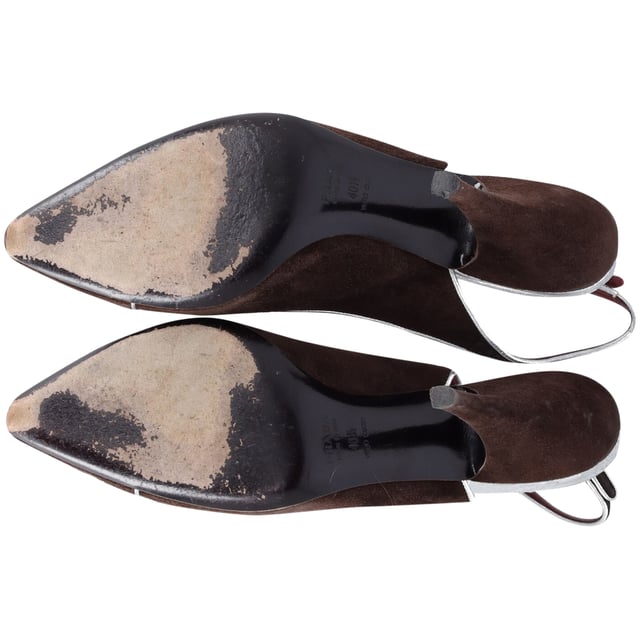 Prada Slingback-Pumps aus braunem Wildleder VINTAGE, UVP WIE NEU
Diese braunen Slingback-Pumps von Prada sind in Italien aus geschmeidigem Wildleder gefertigt. Sie verfügen über eine spitz zulaufende Silhouette, silberne Kantenverzierungen und eine zierliche Schnalle. Nutzen Sie die Vorteile der niedrigen Höhe, indem Sie Ihre Pumps an geschäftigen Tagen tragen.
Prada Slingback-Pumps aus braunem Wildleder
Zustand: Gut
Abnutzungserscheinungen: Abnutzung an den Sohlen und leichtes Abblättern an der Innenseite des linken Absatzes.
Material: Wildleder/Leder
Farbe: braun
Größe: EU40.5/US11/UK8
SKU: 152445