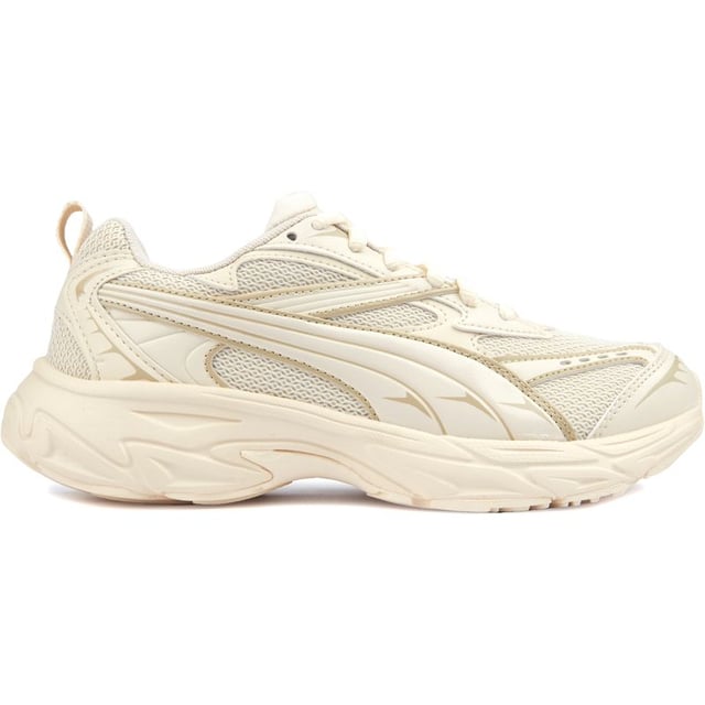 Corre salvaje y libre con el Puma Morphic. Estas modernas zapatillas para niños combinan rendimiento y estilo para jugar todo el día. Construidos con parte superior de nailon liviano y suelas de goma duraderas, brindan la comodidad y el soporte que los pies en crecimiento necesitan. La elegante silueta presenta el ADN deportivo de Puma para una apariencia atlética moderna. Deja volar la imaginación de tu pequeño con las Puma Morphic.