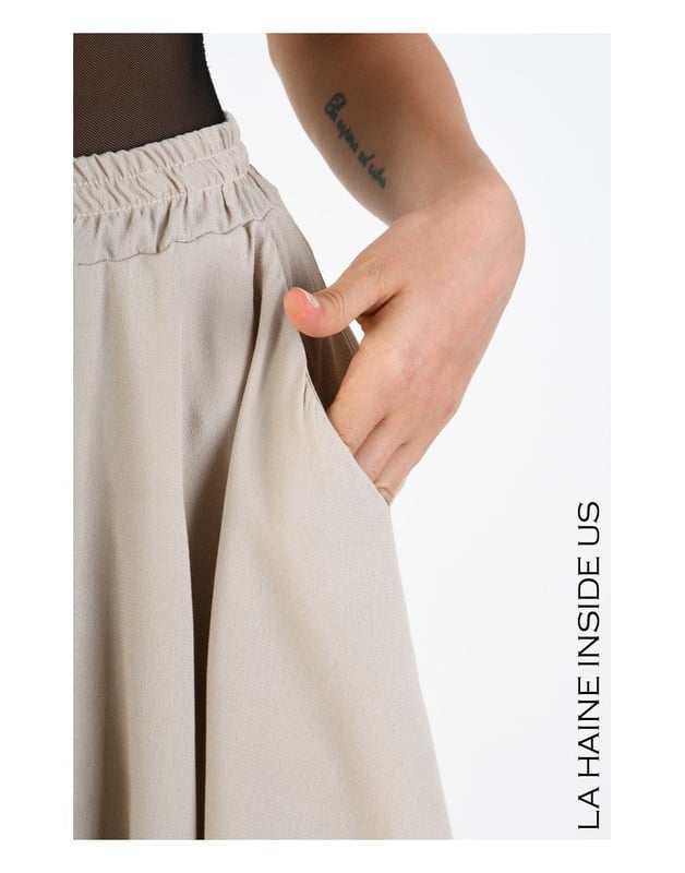 Einfacher Schnitt

Dieses Modell zieht mit seinem einfachen Schnitt die Aufmerksamkeit auf sich, der sich sowohl für den Alltag als auch für formellere Anlässe ideal eignet und jeder Stilisierung eine subtile Eleganz verleiht.

Mit elastischem Bund

Ein elastischer Bund sorgt nicht nur für Tragekomfort, sondern auch für eine hervorragende Anpassung an die Figur, was dazu führt, dass die Hose den ganzen Tag über perfekt sitzt, unabhängig von der Aktivität.

Mit weiten Beinen

Breite Beine verleihen der Hose ein modernes und stilvolles Aussehen und garantieren gleichzeitig Bewegungsfreiheit, was sie zur idealen Wahl für jede Gelegenheit macht, vom Stadtbummel bis zum abendlichen Ausgehen.

Aus leicht transparentem Stoff

Der leicht transparente Stoff verleiht der Hose Leichtigkeit und subtilen Charme, indem er beeindruckende Schichten schafft, die sich bei Bewegung schön drapieren und den einzigartigen Charakter dieses Modells unterstreichen.

Mit Futter

Das Futter bietet zusätzlichen Komfort und Schutz, so dass die Hose nicht nur stilvoll, sondern auch praktisch ist, ideal für den ganzen Tag ohne Sorgen um Durchsichtigkeit.

Mit zwei Taschen an den Seiten

Zwei Taschen an den Seiten sind nicht nur eine funktionale Lösung, sondern auch ein stilvolles Detail, das der Hose einen lässigen Charakter verleiht und das Aufbewahren kleiner Gegenstände stets griffbereit ermöglicht.

Aus hochwertigem Stoff

Aus hochwertigem Stoff gefertigt, garantieren die Hosen Langlebigkeit und Tragekomfort, wobei sie auch nach vielen Wäschen ihr elegantes Aussehen beibehalten, was sie zu einer Investition für Jahre macht.