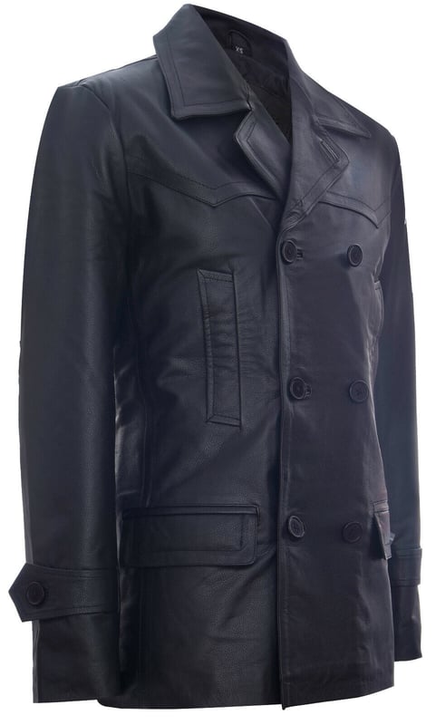 Inspirada en el diseño clásico del abrigo Pea, esta prenda está bellamente confeccionada en el cuero Nappa más suave para brindar un giro alternativo a un estilo icónico. Esta chaqueta tiene un acabado cruzado y tiene un cierre de cuatro botones. Para mayor comodidad, hay dos bolsillos para calentar las manos en ángulo en la cintura, además de dos bolsillos con solapa en la cadera. En la parte trasera de la chaqueta hay un cinturón ajustable para brindar un ajuste más personalizado. Esta chaqueta es un clásico poderoso y atemporal que será un elemento básico en su guardarropa durante los próximos años.