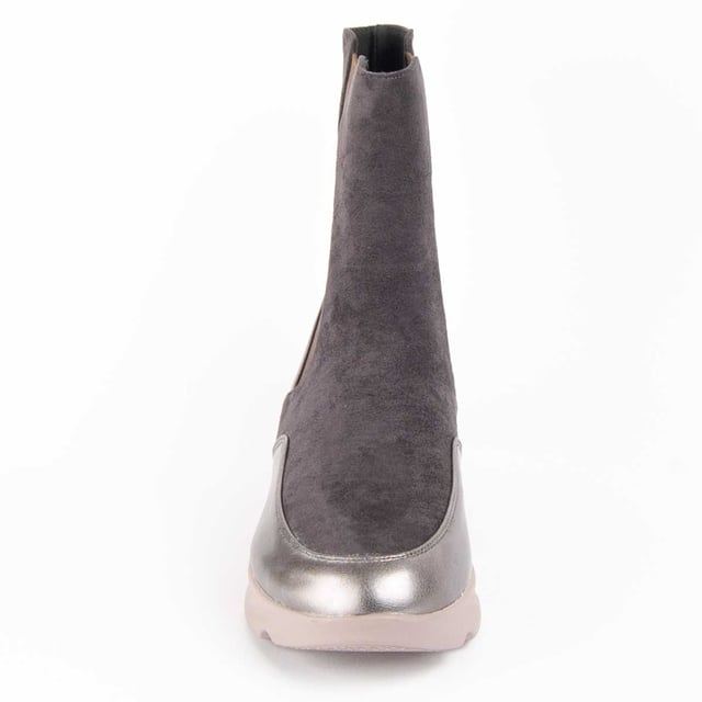 Botín de cuña casual para mujer. Calce cómodo. Plantilla acolchada de piel natural. Fabricado por otras marcas para nuestra marca. Medidas aproximadas: 14 cm de alto de caña y 12 cm de ancho de caña.