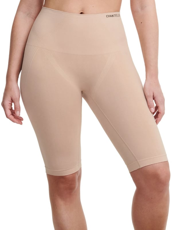 Chantelle Smooth Comfort Sculpting Long Shorts. Made with a light shaping effect that is invisible under clothing, thanks to the seamless fabric. Anti thigh chafing fabric. The product is recommended for hand wash only.