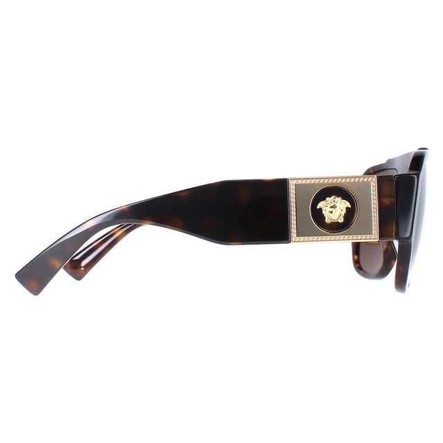 De Versace VE4436U 108/73 havana donkerbruine zonnebril is een stijlvolle pilotenstijl gemaakt van lichtgewicht acetaat. Het logo van Versace is in de poten verwerkt voor de authenticiteit van het merk.
