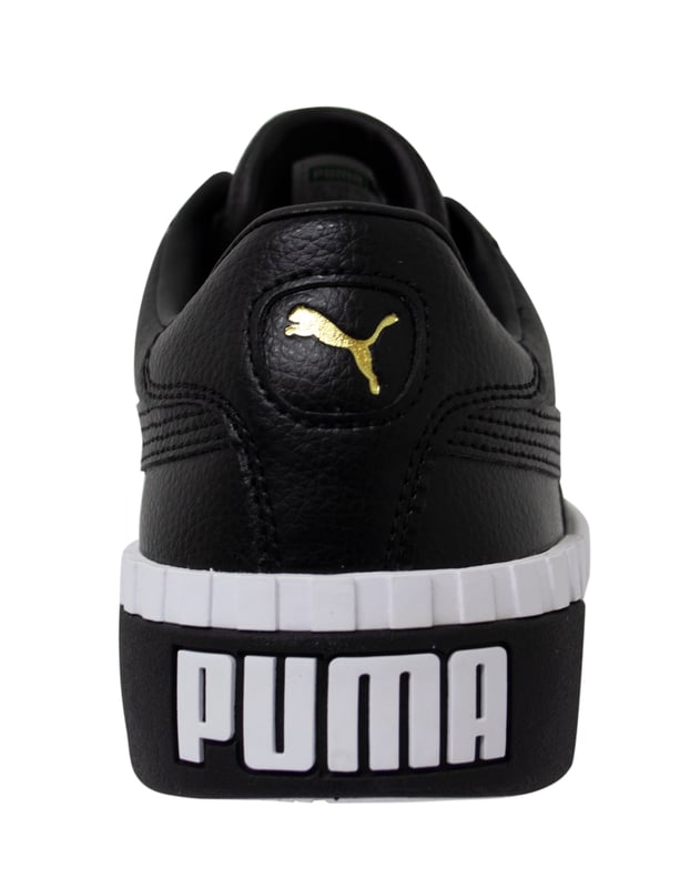 Entrenadores negros para mujeres de Puma Cali, la combinación perfecta de diseño de moda y comodidad excepcional. Estos entrenadores están hechos con meticulosa atención al detalle, lo que los convierte en la mejor opción de calzado para mujeres que buscan rendimiento y estilo. Aquí hay una descripción detallada de sus características clave:

Diseño negro elegante: los entrenadores de mujeres Puma Cali cuentan con un exterior elegante y completamente negro, que exudan un aire de elegancia discreta. El esquema de color monocromático hace que sean fáciles de combinar con varios atuendos, desde ropa casual de athleisure hasta conjuntos más refinados.

Materiales premium: hechas de materiales de alta calidad, estos entrenadores están construidos para soportar los rigores del uso diario. La combinación de cuero sintético duradero y malla transpirable asegura un rendimiento duradero y un comodidad excepcional.

Branding Puma: el icónico logotipo de Puma se incorpora de buen gusto al diseño, mostrando la herencia y el compromiso de la marca con la excelencia. El logotipo se puede encontrar en la lengua, el talón y los lados de los zapatos.

Panada acolchada: diseñada con el desgaste de todo el día, los entrenadores Puma Cali cuentan con una plantilla acolchada que ofrece soporte receptivo y absorción de choques. Esto asegura que cada paso se sienta cómodo, ya sea que esté paseando por la ciudad o participe en actividades físicas ligeras.

Suela de la plataforma: los entrenadores vienen con una suela de plataforma que no solo agrega un toque moderno a su aspecto, sino que también proporciona un impulso de altura elevado. La suela gruesa ofrece estabilidad y mejora su postura para un paso seguro.

Cierre de cordón: el cierre clásico de cordón le permite personalizar el ajuste a su preferencia, asegurando una sensación segura y ajustada durante todo el día.