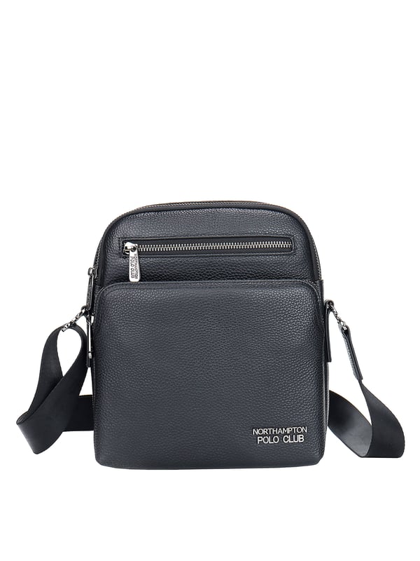 Bolso bandolera para hombre. El cierre es con cremallera. Los bolsillos internos son uno con cremallera y otro abierto. Los bolsillos externos son dos delanteros con cremallera y uno trasero con cremallera. La bandolera está fabricada en PVC. Falta el mango. Hay un compartimento interno. El material exterior es 100% Piel Auténtica. Internamente no está forrado. Medidas: 21x25x9,5 cm. Producto de moda