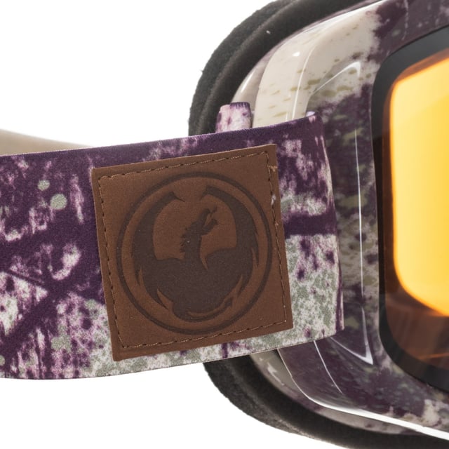 De Snowboard Dragon-bril is een ideale optie.
 Hun designmonturen zijn er in veel verschillende kleuren, net als hun kristallen.
 De monturen zijn gemaakt van kunststof, waardoor deze brillen lang meegaan.
 Logodetails op de bovenkant van het montuur.
 Drielaags schuim met hypoallergene fleece voering.
 Extra groot gezichtsveld, met anti-condens technologie.
 Oranje glazen.
 De elastische band is verstelbaar, met antislip.
 Violet-witte kleur.
 Elastische band gepersonaliseerd door het merk.
 Optimale ventilatie
 Alle glazen beschermen tegen schadelijke UV-stralen.
 Hoge lens: 85 mm. Breedte lens: 210 mm. Brug: 60 mm.
 Inclusief microvezelzakje voor maskers.


 Afmetingen: Hoge lens: 85 mm. Breedte lens: 210 mm. Brug: 60 mm.
 Samenstelling: Kunststof
 Onderhoud:
Reiniging en onderhoud:
 - Reinig het glas met water en zeep (neutraal).
 - Gebruik geen vuile of schurende doekjes, die kunnen de eigenschappen van de filters veranderen.
 - Gebruik alleen originele accessoires en reserveonderdelen.