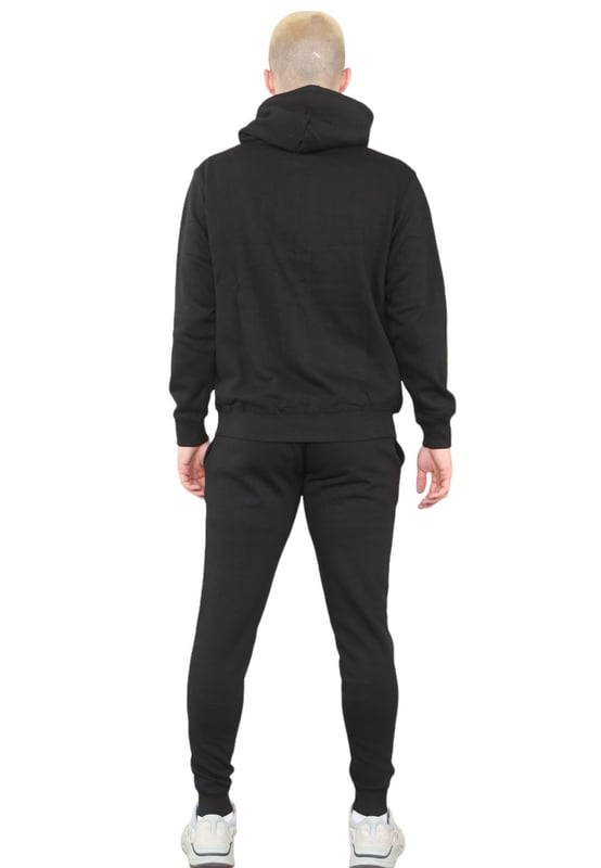 MYT Herren-Trainingsanzug mit Kapuze und Pullover. MYT-Sticklogo auf der Brust und dem linken Bein. Vlies mit gebürsteter Rückseite. Mit gerippter Taille, Bündchen und Kapuze mit Kordelzug. Kapuzenpullover mit Kängurutaschen. Slim-Fit-Jogginghose mit 2-Taschen-Design. Elastischer Bund mit Kordelzug.