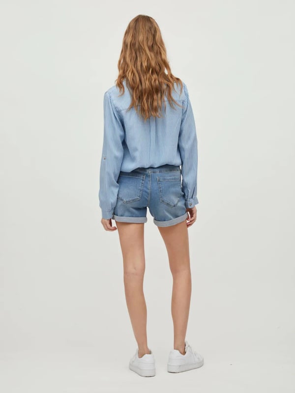 A must-have for every summer wardrobe: denim shorts with adjustable roll-up hems made from cotton with a cool washed finish.
Fit: Classic, Sizing: As expected