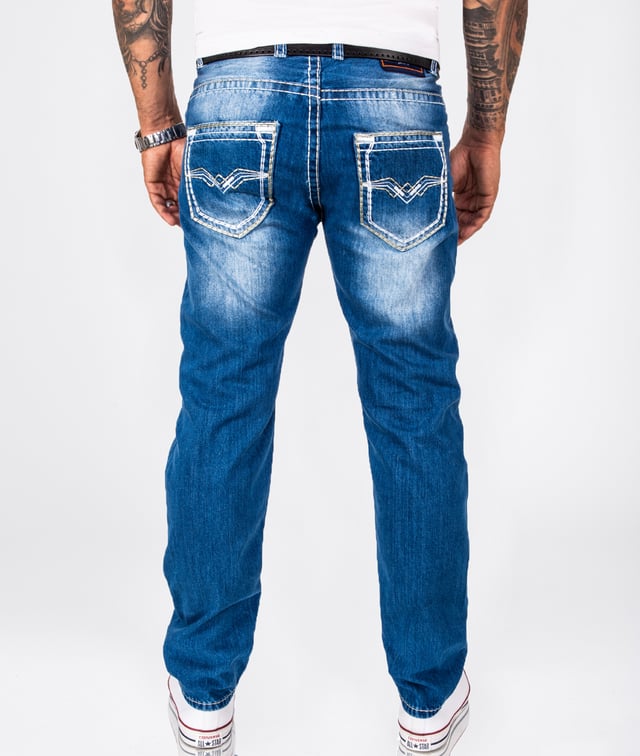 Ein Klassiker für Arbeitsalltag, Freizeit und Urlaub ist die Blue Jeans im Comfort Fit! Viele unserer hell- bis dunkelblauen Herren Jeans gefallen mit coolen Waschungen im Used-Look. Die lässig sitzenden Hosen verfügen über gerade geschnittene Beine, das typische 5-Pocket-Design und ein Rock-Creek Patch. Neben praktischen Bundschlaufen besitzen sie einen Verschluss mit Knöpfen oder Zipper. Unsere Herren Jeans bestehen zu 100% aus Baumwolle oder haben einen hohen BaumwollAnteil. Bei einigen Modellen sorgt ein Stretch-Anteil für die perfekte Passform.