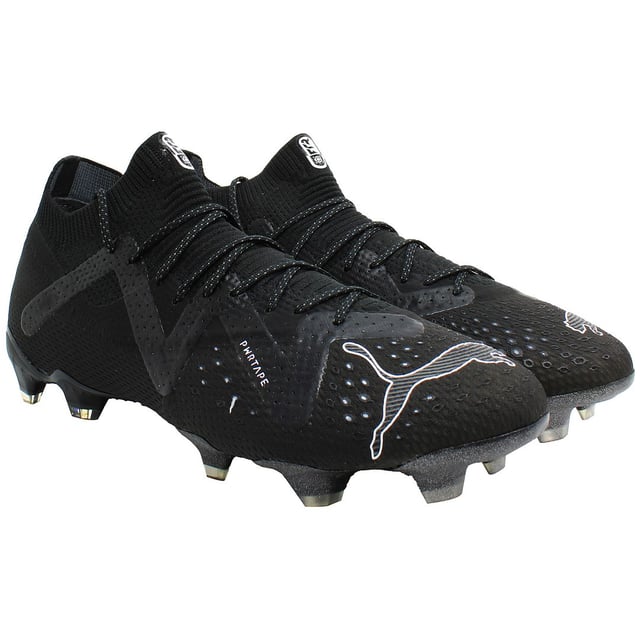 Botas de fútbol para hombre Puma Future Ultimate FG/AG, meticulosamente diseñadas para ofrecer un rendimiento y versatilidad inigualables tanto en terrenos firmes (FG) como en césped artificial (AG). Estas botas están diseñadas para potenciar a los jugadores con velocidad explosiva, control preciso y agilidad dinámica, asegurando que dominen el campo con confianza.

Características clave:

Parte superior Adaptativa FuzionFit+: La innovadora parte superior FuzionFit+ se adapta a la forma de tu pie, proporcionando un ajuste personalizado para máxima comodidad y soporte. Experimenta estabilidad y capacidad de respuesta mejoradas, lo que te permite moverte con agilidad y confianza.

Tecnología de Parte Superior Matryxevo: Confeccionadas con tecnología de parte superior Matryxevo, que es ligera y duradera, estas botas ofrecen un mejor toque y control del balón. El patrón de tejido innovador mejora la capacidad de respuesta y agilidad, permitiendo pases, tiros y regateos precisos.

Sistema de Movimiento Dinámico: Diseñado para optimizar la agilidad y la capacidad de respuesta, el Sistema de Movimiento Dinámico facilita cambios de dirección rápidos y aceleraciones explosivas. Ya sea que estés esquivando defensores o sprintando hacia la portería, estas botas permiten un movimiento y control fluidos.

Suela UltraFast Pebax®: La suela UltraFast Pebax® está diseñada para proporcionar máxima tracción y estabilidad en terrenos firmes y césped artificial. Domina el campo con confianza, sabiendo que tienes el agarre necesario para maniobrar rápidamente y de manera decisiva.

Experimenta la combinación definitiva de rendimiento y estilo con las botas de fútbol para hombre Puma Future Ultimate FG/AG. Diseñadas para jugadores que exigen lo mejor, estas botas son la clave para desbloquear tu máximo potencial en el campo.