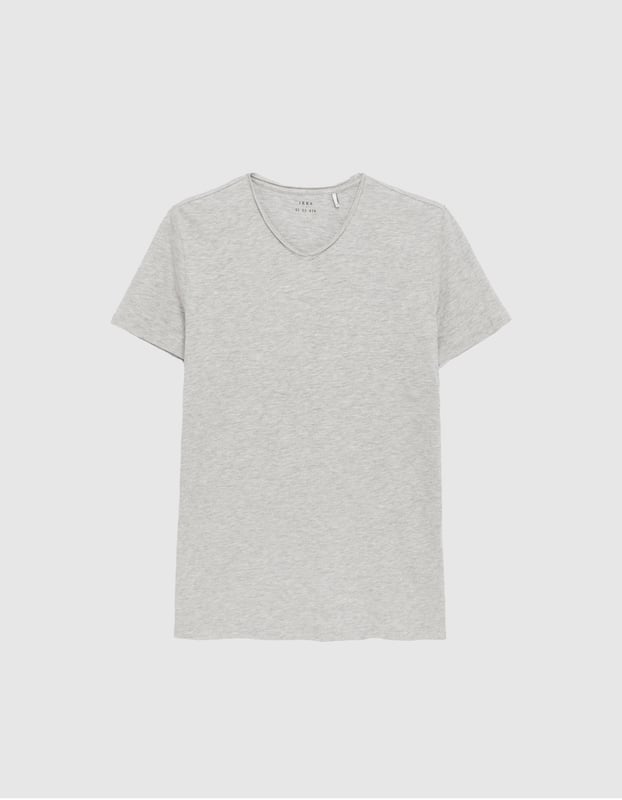 This grey T-shirt has short sleeves and regular fit.