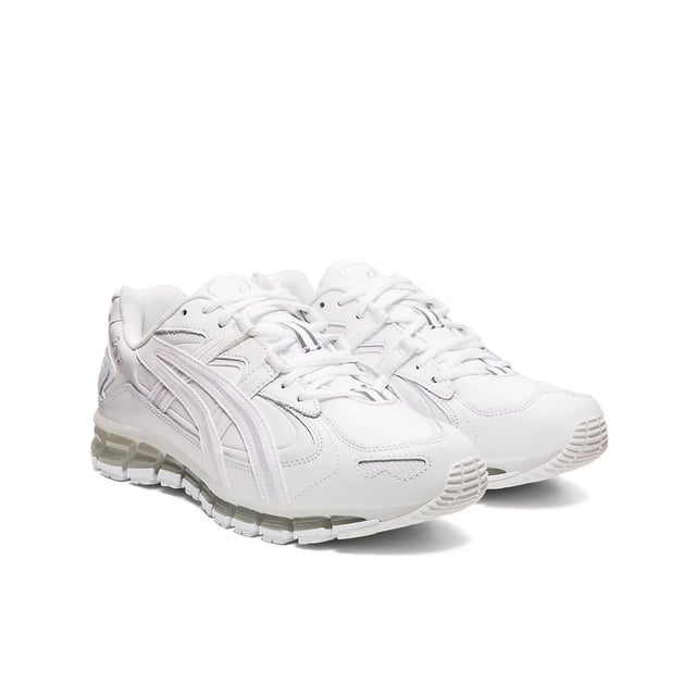 Deze sportschoenen bieden een perfecte balans tussen stijl, comfort en prestaties voor mannen die op zoek zijn naar een topsportschoen.


Ontworpen met een vetersluiting, bieden deze sportschoenen een veilige en aanpasbare pasvorm, zodat je de strakheid naar wens kunt aanpassen. Het gladde bovenwerk van wit leer voegt een vleugje verfijning en duurzaamheid toe aan het algehele ontwerp, waardoor deze sportschoenen geschikt zijn voor zowel sportactiviteiten als vrijetijdskleding.



Deze sportschoenen zijn uitgerust met de bekende Gel cushioning-technologie van Asics en bieden uitzonderlijke schokdemping en demping. De Gel technologie dempt de impactkrachten bij hielstoten, waardoor je bij elke stap soepel en comfortabel loopt. De 360 graden Gel demping zorgt voor optimale ondersteuning en comfort over de hele voet.


De sportschoenen hebben een duurzame rubberen buitenzool die uitstekende tractie biedt op verschillende ondergronden en zorgt voor stabiliteit en grip tijdens je workouts of dagelijkse activiteiten. Dit vergroot je zelfvertrouwen en vermindert het risico op uitglijden of vallen.


Met de focus op comfort hebben de Gel-Kayano 5 360 trainers een gewatteerde kraag en tong voor extra demping en ondersteuning. De ademende stoffen voering helpt je voeten koel en droog te houden, zelfs tijdens intensieve trainingssessies.


Of je nu gaat sporten, hardlopen of gewoon door de stad slentert, de Asics Gel-Kayano 5 360 Lace-Up Wit Glad Leer Herentrainers zijn een stijlvolle en betrouwbare keuze. Ervaar de perfecte mix van stijl en prestaties met deze hoogwaardige sportschoenen. Stap in een wereld van comfort en stijl.