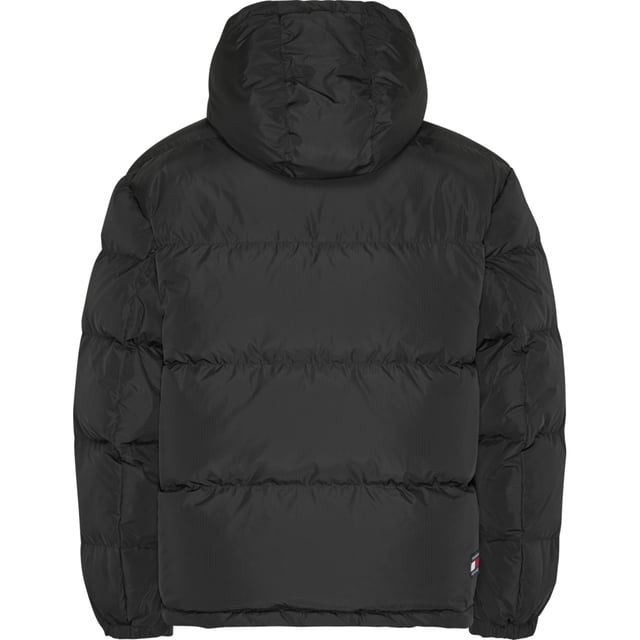 Chaqueta para hombre de la marca Tommy Jeans en color negro. La chaqueta está hecha de poliéster reciclado y tiene un corte regular. En el pecho lleva el icónico logo de Tommy.  Marca: Tommy JeansNombre del modelo: Alaska Puffer JacketCategoría: chaqueta de hombreMateriales: poliéster recicladoColor: negro
