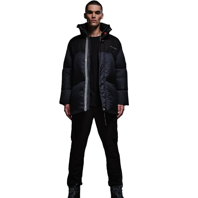 Materiaal: 64% Polyamide, 36% Polyester. Vulling: imitatie dons, veervrij, gerecycled. Voering: Bedrukt. Stof: Ripstop. Ontwerp: Geborduurde patch, Bedrukt, Gewatteerd, Tekst. Stof Technologie: DWR Finish, Slijtvast, Lichtgewicht, Waterafstotend. Mouwtype: Met lange mouwen. Halsuitsnijding: Gewatteerde kraag, Staande kraag. Leidingwerk detail. Zakken: 1 binnenzak, met gaas gevoerd, 2 borstzakken, rits. Sluiting: kliksluiting, stormflap, rits. Zoom: verstelbaar, zoom met schokkoord. Duurzaamheid: Wreedheidvrij, gemaakt van gerecycleerde materialen..