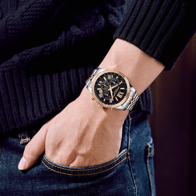 Productgegevens van het horloge
• Chronograaf quartz-uurwerk
• Zwarte chrono-wijzerplaat met geribbelde bezel
• Tachymeter
• Sub-wijzerplaten die minuten, uren en seconden aangeven
• Waterdichtheid van 3 ATM
• Krasbestendig mineraalglas
• Garantietermijn van 5 jaar

Maten en gewichten
• Diameter behuizing: 43,5 mm 
• Dikte behuizing: 10,8 mm
• Lugbreedte: 20 mm
• Breedte bandje: 18 mm
• Lengte bandje: 220 mm
• Gewicht: 96 gram

Materialen en kleur
• Behuizing van staal en een legering 
• Roestvrijstalen achterbehuizing met gegraveerd logo
• Tweekleurige roestvrijstalen armband  
• Veilige vouwsluiting met logo
• Kroon met logo