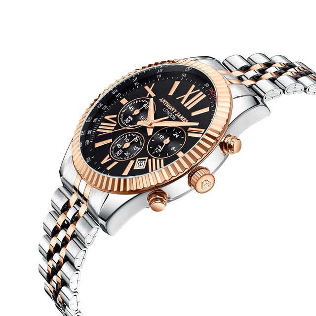 Productgegevens van het horloge
• Chronograaf quartz-uurwerk
• Zwarte chrono-wijzerplaat met geribbelde bezel
• Tachymeter
• Sub-wijzerplaten die minuten, uren en seconden aangeven
• Waterdichtheid van 3 ATM
• Krasbestendig mineraalglas
• Garantietermijn van 5 jaar

Maten en gewichten
• Diameter behuizing: 43,5 mm 
• Dikte behuizing: 10,8 mm
• Lugbreedte: 20 mm
• Breedte bandje: 18 mm
• Lengte bandje: 220 mm
• Gewicht: 96 gram

Materialen en kleur
• Behuizing van staal en een legering 
• Roestvrijstalen achterbehuizing met gegraveerd logo
• Tweekleurige roestvrijstalen armband  
• Veilige vouwsluiting met logo
• Kroon met logo