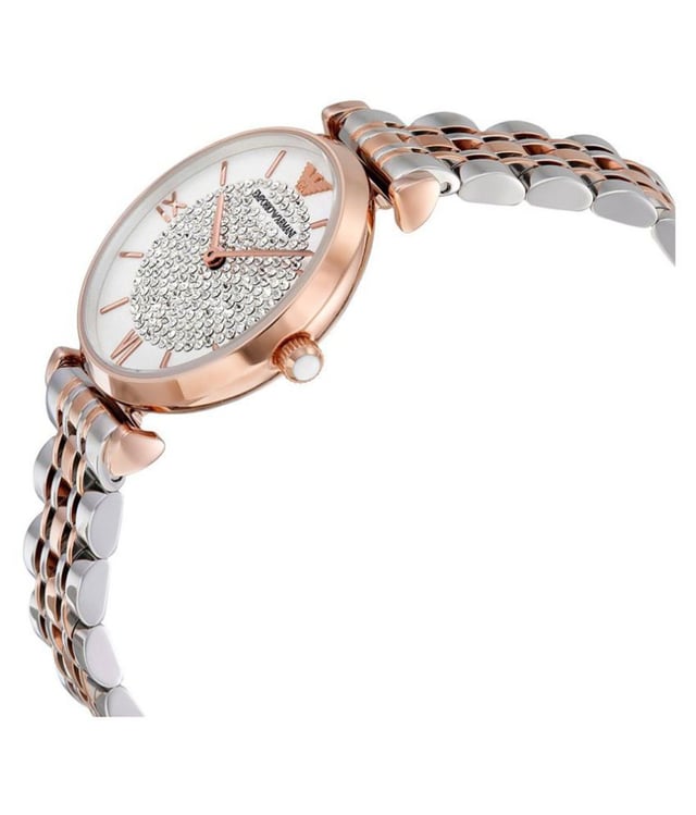 Diese Emporio Armani Gianni T-bar Analog Uhr für  Damen ist das perfekte Accessoire zum tragen oder verschenken. Ihr Rosagold 32 mm Rund Gehäuse kombiniert mit dem bequemen Mehrfarbig Armband aus  Edelstahl garantiert, dass Sie diese atemberaubende Uhr kompromisslos genießen werden. Angetrieben von einem hochwertigen Quarz Uhrwerk und wasserdicht bis 3 bars, läuft Ihre Uhr stets weiter. Diese modische und klassische Uhr passt zu jedem Anlass, zu jedem Outfit und verleiht Ihrem Leben Stil Diese hochwertige Uhr hat ein Mehrfarbig Edelstahl Band ( 19 cm Länge und 13 mm Breite) mit einer Faltschließe Gehäusedurchmesser: 32 mm,Gehäuse Höhe: 8 mm, Gehäusefarbe: Rosagold, Zifferblattfarbe: weiß