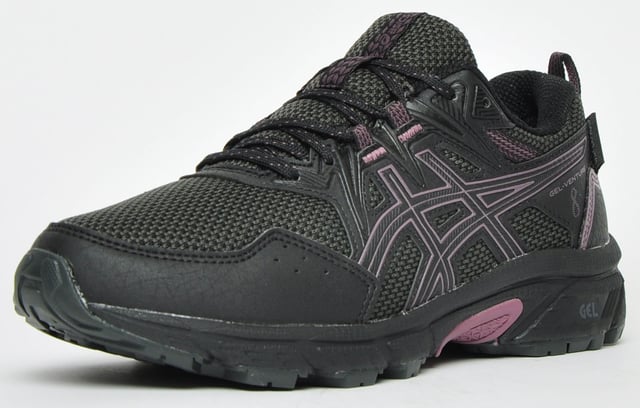 El gel-Venture 8 impermeable es una zapatilla de running resistente y versátil diseñada para conquistar el aire libre en cualquier condición climática. Construido con tecnología impermeable y construcción duradera, este zapato ofrece protección y rendimiento en varios terrenos.


Con una parte superior impermeable, este zapato asegura que sus pies se mantengan secos y cómodos incluso en ambientes húmedos o lluviosos. Los materiales duraderos utilizados en la construcción del zapato proporcionan una excelente resistencia al agua, lo que le permite navegar con confianza a través de charcos, arroyos y senderos fangosos.


El gel-Venture 8 impermeable incorpora la tecnología de amortiguación GEL ™ Signature ASICS en el trasero, que absorbe el choque durante el impacto y proporciona una transición suave en cada paso. Este sistema de amortiguación ayuda a reducir la tensión en sus articulaciones y mejora la comodidad general, por lo que es una opción ideal para carreras o caminatas más largas.


Con una suela exterior resistente equipada con orejetas multidireccionales, este zapato ofrece una tracción excepcional y agarre en varias superficies. Ya sea que esté corriendo en terreno rocoso, grava suelta o pendientes resbaladizas, la impermeable Gel-Venture 8 proporciona la estabilidad y la tracción que necesita para abordar con confianza cualquier sendero.


El zapato cuenta con una tapa de punta reforzada para una mayor protección contra rocas y otros riesgos de senderos. El collar y la lengua acolchados ofrecen amortiguación y soporte adicionales, asegurando un ajuste seguro y cómodo. Además, el Sockliner extraíble proporciona la opción para insertos orthóticos personalizados, lo que permite una comodidad y soporte personalizados.


Con su combinación de tecnología impermeable, amortiguación superior y tracción confiable, el gel-Venture 8 impermeable es un compañero confiable para los entusiastas del aire libre. Ya sea que esté explorando senderos resistentes o asumiendo terrenos desafiantes, este zapato está diseñado para mantenerlo seco, cómodo y confiado en sus aventuras al aire libre.
