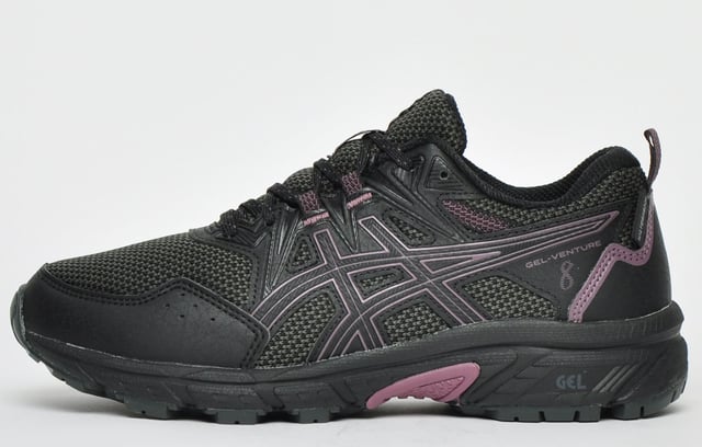 El gel-Venture 8 impermeable es una zapatilla de running resistente y versátil diseñada para conquistar el aire libre en cualquier condición climática. Construido con tecnología impermeable y construcción duradera, este zapato ofrece protección y rendimiento en varios terrenos.


Con una parte superior impermeable, este zapato asegura que sus pies se mantengan secos y cómodos incluso en ambientes húmedos o lluviosos. Los materiales duraderos utilizados en la construcción del zapato proporcionan una excelente resistencia al agua, lo que le permite navegar con confianza a través de charcos, arroyos y senderos fangosos.


El gel-Venture 8 impermeable incorpora la tecnología de amortiguación GEL ™ Signature ASICS en el trasero, que absorbe el choque durante el impacto y proporciona una transición suave en cada paso. Este sistema de amortiguación ayuda a reducir la tensión en sus articulaciones y mejora la comodidad general, por lo que es una opción ideal para carreras o caminatas más largas.


Con una suela exterior resistente equipada con orejetas multidireccionales, este zapato ofrece una tracción excepcional y agarre en varias superficies. Ya sea que esté corriendo en terreno rocoso, grava suelta o pendientes resbaladizas, la impermeable Gel-Venture 8 proporciona la estabilidad y la tracción que necesita para abordar con confianza cualquier sendero.


El zapato cuenta con una tapa de punta reforzada para una mayor protección contra rocas y otros riesgos de senderos. El collar y la lengua acolchados ofrecen amortiguación y soporte adicionales, asegurando un ajuste seguro y cómodo. Además, el Sockliner extraíble proporciona la opción para insertos orthóticos personalizados, lo que permite una comodidad y soporte personalizados.


Con su combinación de tecnología impermeable, amortiguación superior y tracción confiable, el gel-Venture 8 impermeable es un compañero confiable para los entusiastas del aire libre. Ya sea que esté explorando senderos resistentes o asumiendo terrenos desafiantes, este zapato está diseñado para mantenerlo seco, cómodo y confiado en sus aventuras al aire libre.