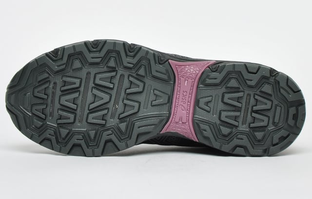El gel-Venture 8 impermeable es una zapatilla de running resistente y versátil diseñada para conquistar el aire libre en cualquier condición climática. Construido con tecnología impermeable y construcción duradera, este zapato ofrece protección y rendimiento en varios terrenos.


Con una parte superior impermeable, este zapato asegura que sus pies se mantengan secos y cómodos incluso en ambientes húmedos o lluviosos. Los materiales duraderos utilizados en la construcción del zapato proporcionan una excelente resistencia al agua, lo que le permite navegar con confianza a través de charcos, arroyos y senderos fangosos.


El gel-Venture 8 impermeable incorpora la tecnología de amortiguación GEL ™ Signature ASICS en el trasero, que absorbe el choque durante el impacto y proporciona una transición suave en cada paso. Este sistema de amortiguación ayuda a reducir la tensión en sus articulaciones y mejora la comodidad general, por lo que es una opción ideal para carreras o caminatas más largas.


Con una suela exterior resistente equipada con orejetas multidireccionales, este zapato ofrece una tracción excepcional y agarre en varias superficies. Ya sea que esté corriendo en terreno rocoso, grava suelta o pendientes resbaladizas, la impermeable Gel-Venture 8 proporciona la estabilidad y la tracción que necesita para abordar con confianza cualquier sendero.


El zapato cuenta con una tapa de punta reforzada para una mayor protección contra rocas y otros riesgos de senderos. El collar y la lengua acolchados ofrecen amortiguación y soporte adicionales, asegurando un ajuste seguro y cómodo. Además, el Sockliner extraíble proporciona la opción para insertos orthóticos personalizados, lo que permite una comodidad y soporte personalizados.


Con su combinación de tecnología impermeable, amortiguación superior y tracción confiable, el gel-Venture 8 impermeable es un compañero confiable para los entusiastas del aire libre. Ya sea que esté explorando senderos resistentes o asumiendo terrenos desafiantes, este zapato está diseñado para mantenerlo seco, cómodo y confiado en sus aventuras al aire libre.