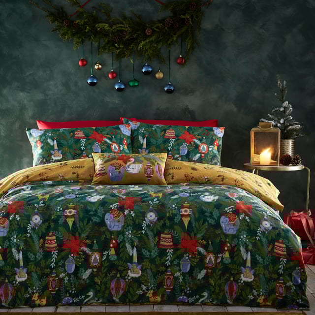 Get into the Christmas spirit with this Deck The Halls bedding. Featuring an intricate design of traditional festive trinkets on a backdrop of foliage and greenery. A scattered design of boughs of holly covers the reverse giving you two looks in one!