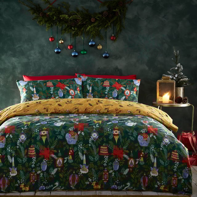 Get into the Christmas spirit with this Deck The Halls bedding. Featuring an intricate design of traditional festive trinkets on a backdrop of foliage and greenery. A scattered design of boughs of holly covers the reverse giving you two looks in one!