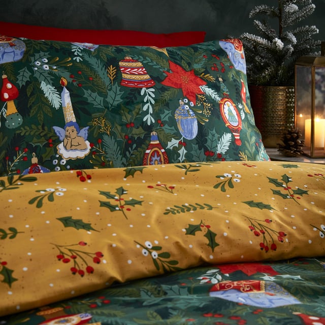 Get into the Christmas spirit with this Deck The Halls bedding. Featuring an intricate design of traditional festive trinkets on a backdrop of foliage and greenery. A scattered design of boughs of holly covers the reverse giving you two looks in one!