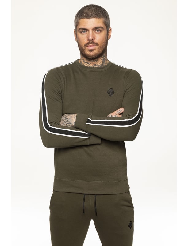 Aktualisieren Sie Ihre Freizeitgarderobe mit diesen Enzo-Sweatshirts für Herren. Mit Markenstickerei auf der Brust, 2-farbigem Tape-Detail, geripptem Kragen, Manschetten und Bund, gebürstetem Fleece auf der Innenseite.