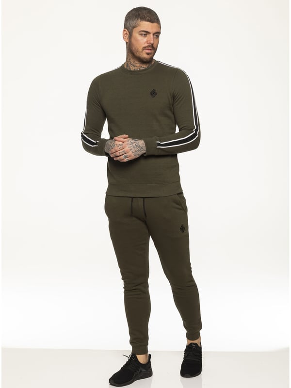 Aktualisieren Sie Ihre Freizeitgarderobe mit diesen Enzo-Sweatshirts für Herren. Mit Markenstickerei auf der Brust, 2-farbigem Tape-Detail, geripptem Kragen, Manschetten und Bund, gebürstetem Fleece auf der Innenseite.