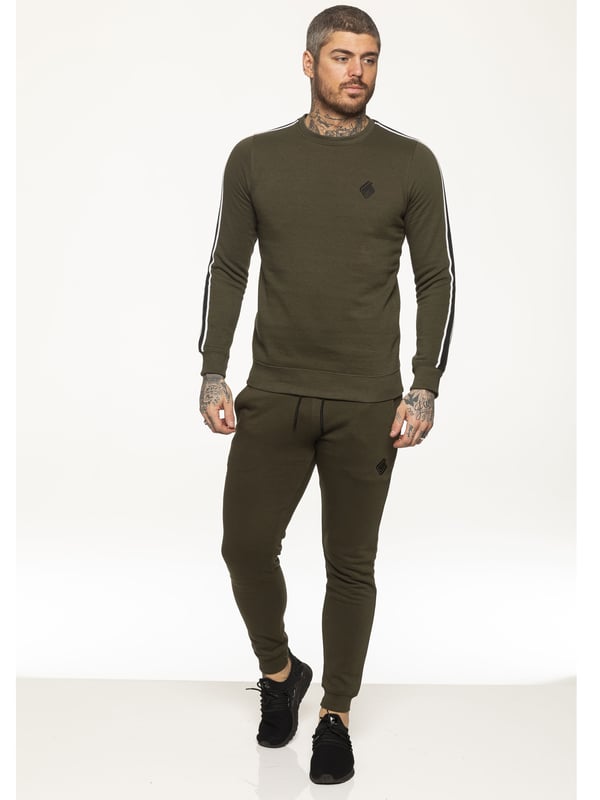 Aktualisieren Sie Ihre Freizeitgarderobe mit diesen Enzo-Sweatshirts für Herren. Mit Markenstickerei auf der Brust, 2-farbigem Tape-Detail, geripptem Kragen, Manschetten und Bund, gebürstetem Fleece auf der Innenseite.