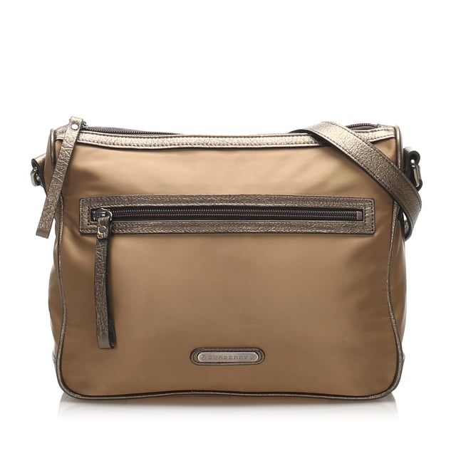 VINTAGE. RRP AS NEW. This crossbody bag features a nylon body with leather trim, an exterior front zip pocket, a flat leather strap, a top zip closure, and an interior zip pocket.Exterior back is discolored. Exterior bottom is discolored. Exterior corners is discolored. Exterior front is discolored. Exterior handle is discolored. Exterior pocket is discolored. Exterior side is discolored. Buckle is scratched and tarnished. Zipper is scratched and tarnished. Interior lining is discolored. Interior pocket is discolored.

Dimensions:
Length 22cm
Width 28.5cm
Depth 9.5cm
Shoulder Drop 68cm

Original Accessories: This item has no other original accessories.

Color: Brown x Beige x Brown x Khaki
Material: Fabric x Nylon x Leather x Calf
Country of Origin: United Kingdom
Boutique Reference: SSU86234K1342


Product Rating: GoodCondition