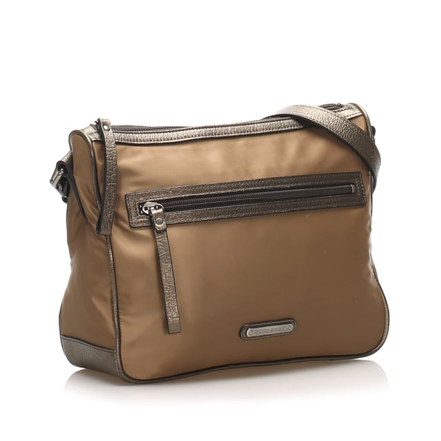 VINTAGE. RRP AS NEW. This crossbody bag features a nylon body with leather trim, an exterior front zip pocket, a flat leather strap, a top zip closure, and an interior zip pocket.Exterior back is discolored. Exterior bottom is discolored. Exterior corners is discolored. Exterior front is discolored. Exterior handle is discolored. Exterior pocket is discolored. Exterior side is discolored. Buckle is scratched and tarnished. Zipper is scratched and tarnished. Interior lining is discolored. Interior pocket is discolored.

Dimensions:
Length 22cm
Width 28.5cm
Depth 9.5cm
Shoulder Drop 68cm

Original Accessories: This item has no other original accessories.

Color: Brown x Beige x Brown x Khaki
Material: Fabric x Nylon x Leather x Calf
Country of Origin: United Kingdom
Boutique Reference: SSU86234K1342


Product Rating: GoodCondition