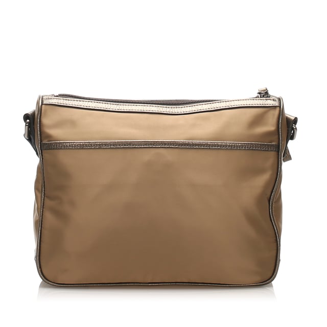 VINTAGE. RRP AS NEW. This crossbody bag features a nylon body with leather trim, an exterior front zip pocket, a flat leather strap, a top zip closure, and an interior zip pocket.Exterior back is discolored. Exterior bottom is discolored. Exterior corners is discolored. Exterior front is discolored. Exterior handle is discolored. Exterior pocket is discolored. Exterior side is discolored. Buckle is scratched and tarnished. Zipper is scratched and tarnished. Interior lining is discolored. Interior pocket is discolored.

Dimensions:
Length 22cm
Width 28.5cm
Depth 9.5cm
Shoulder Drop 68cm

Original Accessories: This item has no other original accessories.

Color: Brown x Beige x Brown x Khaki
Material: Fabric x Nylon x Leather x Calf
Country of Origin: United Kingdom
Boutique Reference: SSU86234K1342


Product Rating: GoodCondition