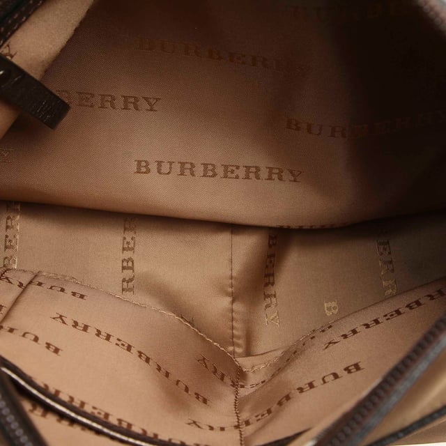 VINTAGE. RRP AS NEW. This crossbody bag features a nylon body with leather trim, an exterior front zip pocket, a flat leather strap, a top zip closure, and an interior zip pocket.Exterior back is discolored. Exterior bottom is discolored. Exterior corners is discolored. Exterior front is discolored. Exterior handle is discolored. Exterior pocket is discolored. Exterior side is discolored. Buckle is scratched and tarnished. Zipper is scratched and tarnished. Interior lining is discolored. Interior pocket is discolored.

Dimensions:
Length 22cm
Width 28.5cm
Depth 9.5cm
Shoulder Drop 68cm

Original Accessories: This item has no other original accessories.

Color: Brown x Beige x Brown x Khaki
Material: Fabric x Nylon x Leather x Calf
Country of Origin: United Kingdom
Boutique Reference: SSU86234K1342


Product Rating: GoodCondition