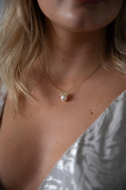 Pearl Bow Tie Necklace in Gold
Colour : Gold
Size : 39+5cm
Made in Korea
SKU: JE310024