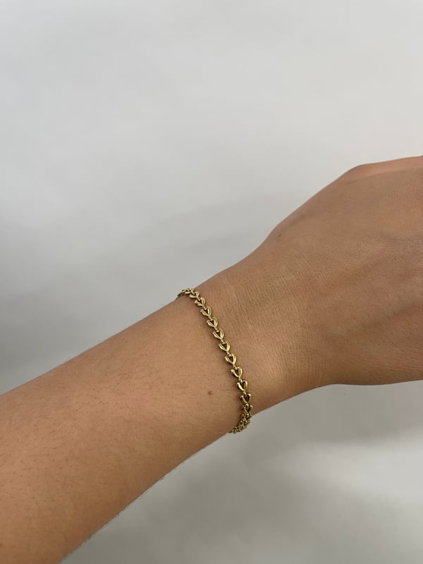 Heart Link Bracelet in Gold. A timeless piece with a delicate heart link design, blending subtle charm with refined elegance. Perfect for daily wear or special occasions, this bracelet adds a sophisticated touch to any outfit. 
Size: 16cm + 4cm
Stainless steel, Gold Plated
Colour: Gold
Pouch included